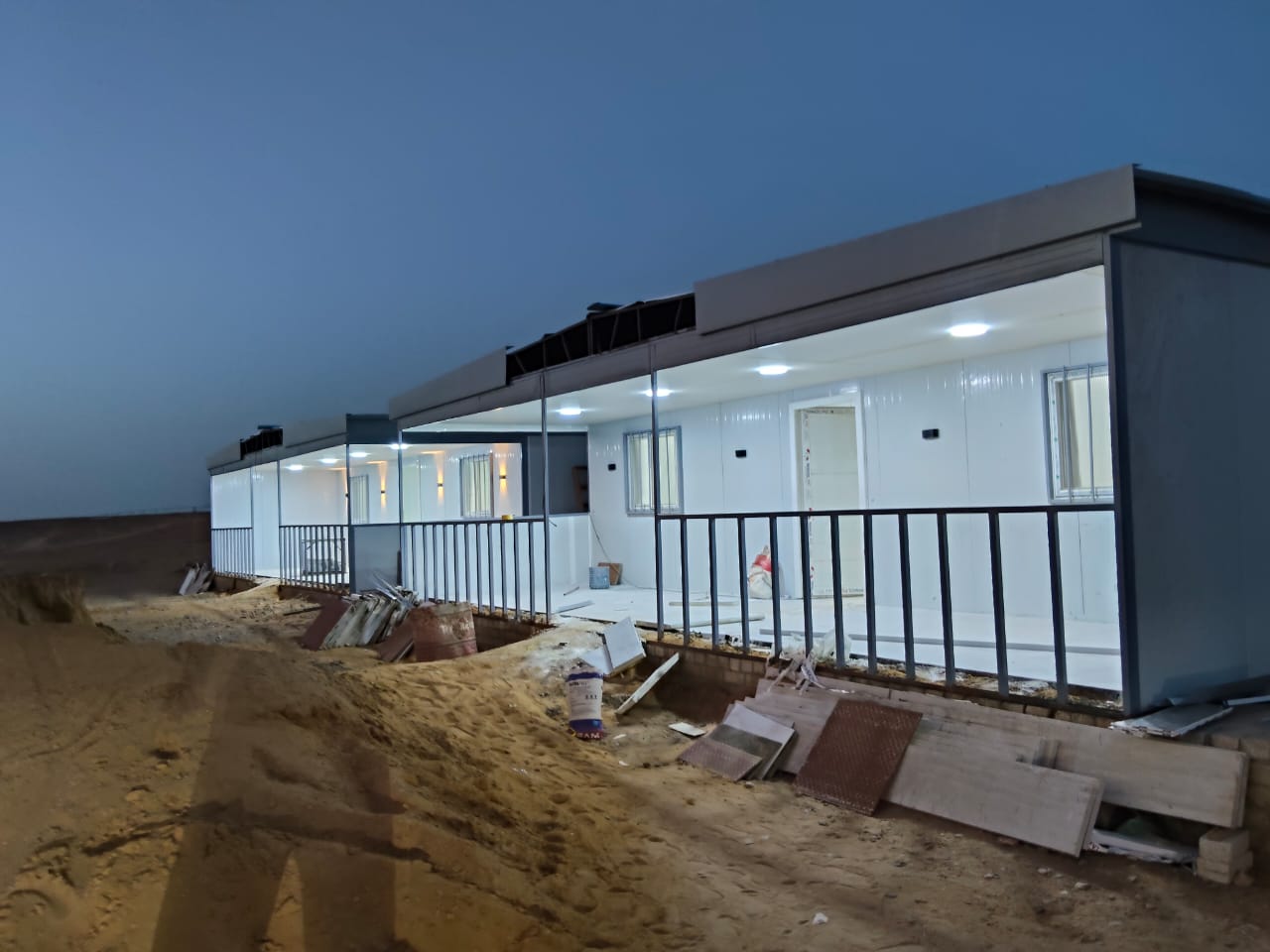 فريق العمل والمهندسون بالموقع