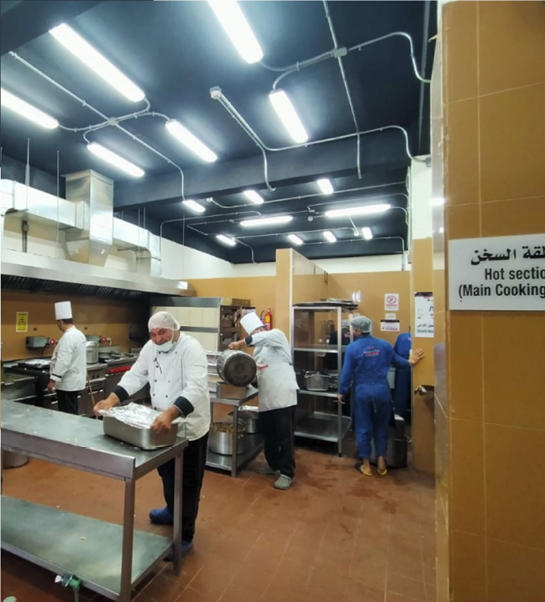كافيتريا ومطبخ المشروع بتشطيبات متكاملة